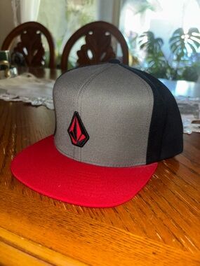 Volcom Gray Crown with Red Brim youth Snapback Hat